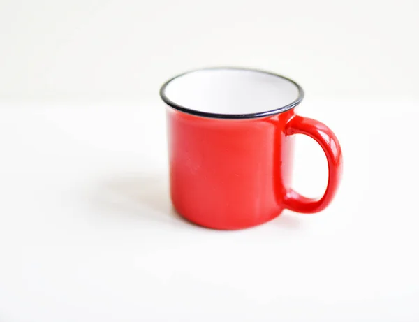 Leche Una Taza Roja Sobre Fondo Blanco — Foto de Stock