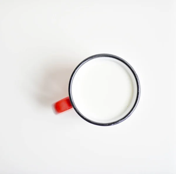 Lait Dans Une Tasse Rouge Sur Fond Blanc — Photo