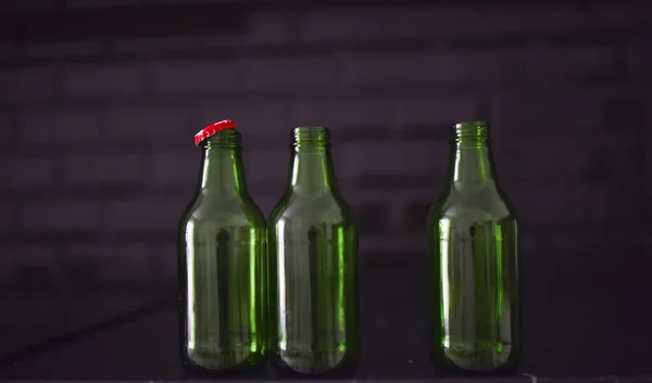 Botellas Vidrio Verde Sobre Fondo Negro — Foto de Stock