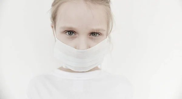 戴医疗面具的孩子的肖像 — 图库照片
