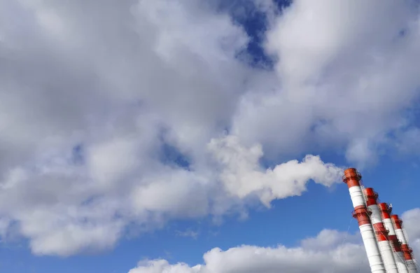 Les Tuyaux Station Chaleur Sont Fumée Rouge Blanche Dans Ciel Image En Vente