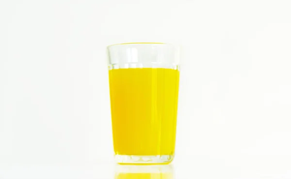 Vidro Com Suco Amarelo Sobre Fundo Branco — Fotografia de Stock