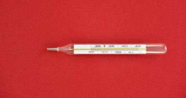 Kırmızı arkaplanda cıva termometresi