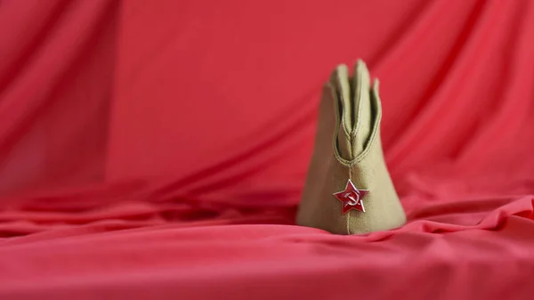 Sovyet Ordusu 2. Dünya Savaşı 'nın başlığı. Yıldız orağı ve çekiç.