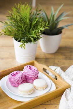 Ahşap bir tepside hayat dolu kurabiyeler.