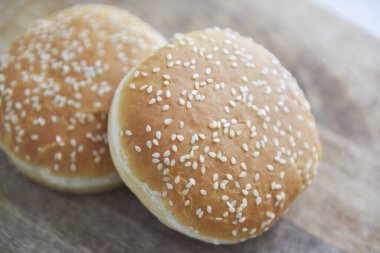 Tahta masada susamlı buğday ekmeği.