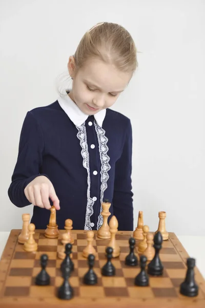 Ребенок Шахматной Доской Играет Шахматы — стоковое фото