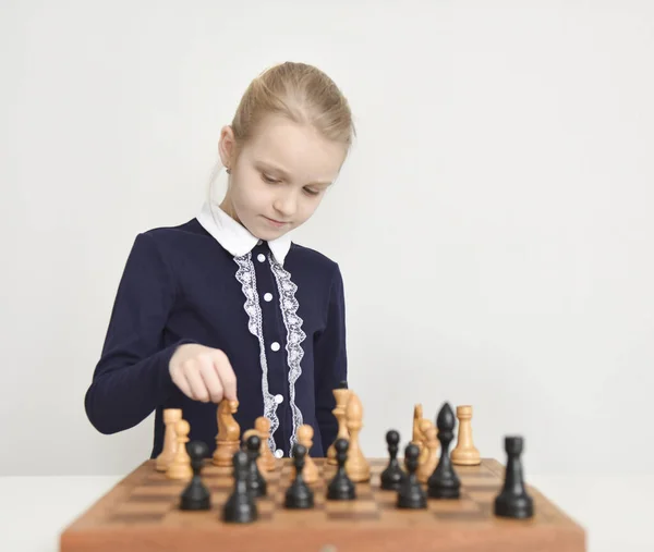 Ребенок Шахматной Доской Играет Шахматы — стоковое фото
