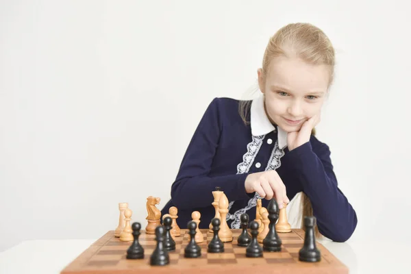 チェスをしているチェス盤の子供が — ストック写真