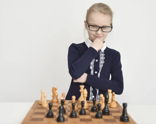 Satranç Tahtasında Satranç Oynayan Bir Çocuk — Stok fotoğraf
