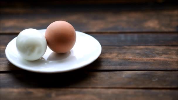 Telur Ayam Rebus Ada Piring — Stok Video