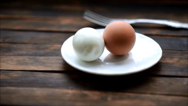 煮熟的鸡蛋在盘子里 — 图库视频影像