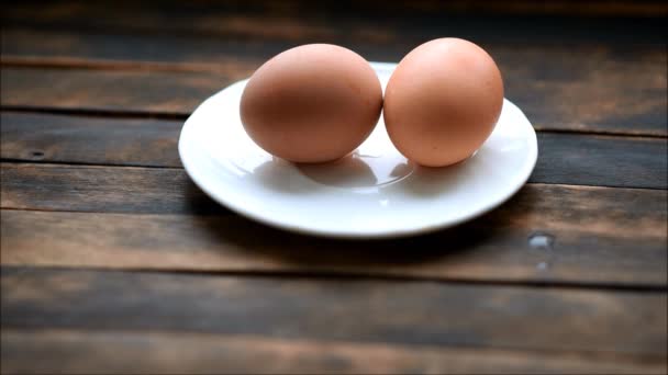 Oeufs Poulet Bouillis Sont Dans Une Assiette — Video