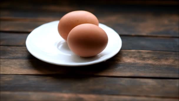 Oeufs Poulet Bouillis Sont Dans Une Assiette — Video