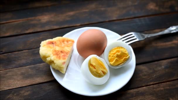 Haşlanmış Tavuk Yumurtası Tabakta — Stok video