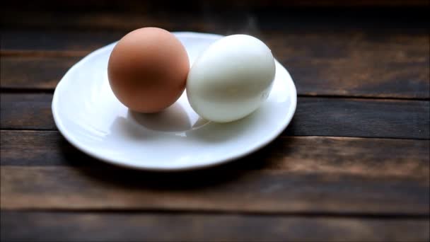 Вареные Куриные Яйца Тарелке — стоковое видео