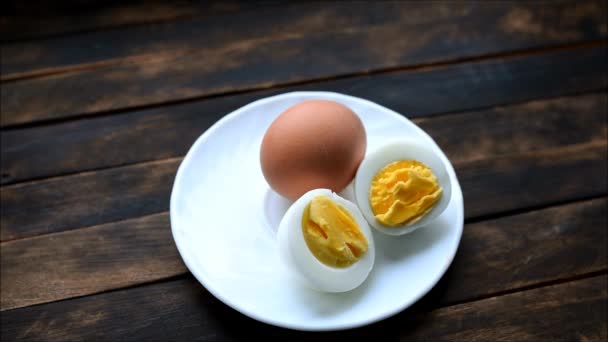 Huevos Pollo Hervidos Están Plato — Vídeo de stock