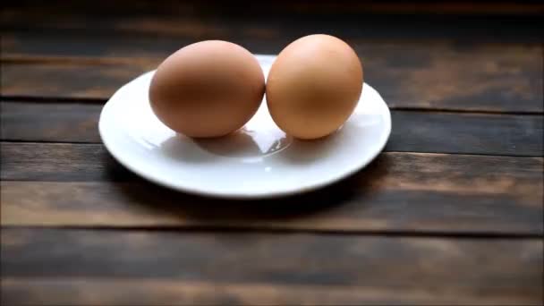 Oeufs Poulet Bouillis Sont Dans Une Assiette — Video