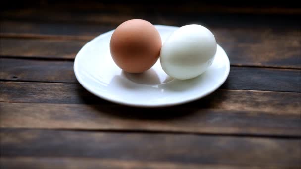ゆで卵が皿の上にあり — ストック動画
