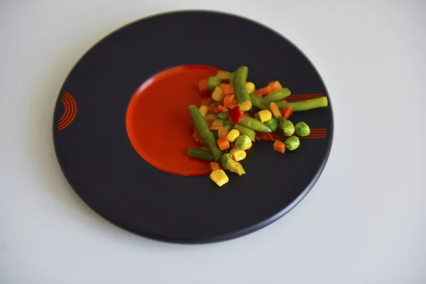 Fideos Arroz Verduras Guisantes Frijoles Zanahorias Plato Negro —  Fotos de Stock