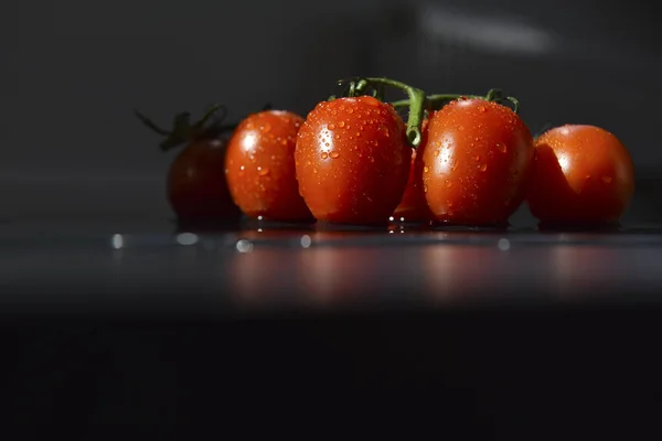 Tomates Rojos Maduros Una Rama Verde Gotas Agua Sobre Fondo —  Fotos de Stock