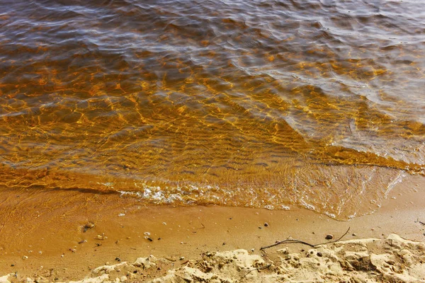 Frühling Landschaft Wellen Auf Wasser Von Bernsteinfarbener Farbe — Stockfoto