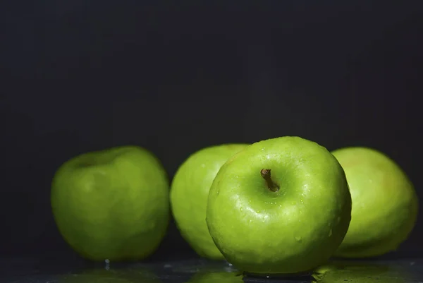 Maçãs Verdes Maduras São Cobertas Com Gotas Água — Fotografia de Stock