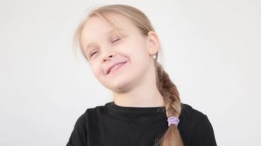 Çocuk kız farklı duyguları kapatır.