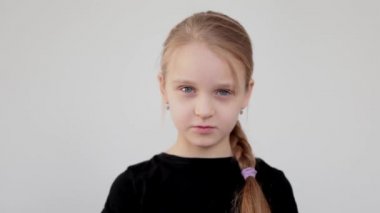 Çocuk kız farklı duyguları kapatır.