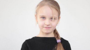 Çocuk kız farklı duyguları kapatır.