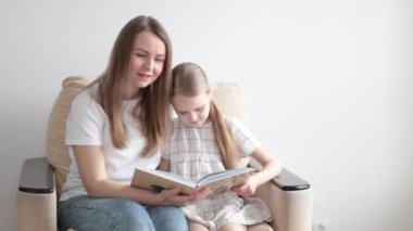 Anne ve kızı iletişim kurmada iyi eğlenceler.