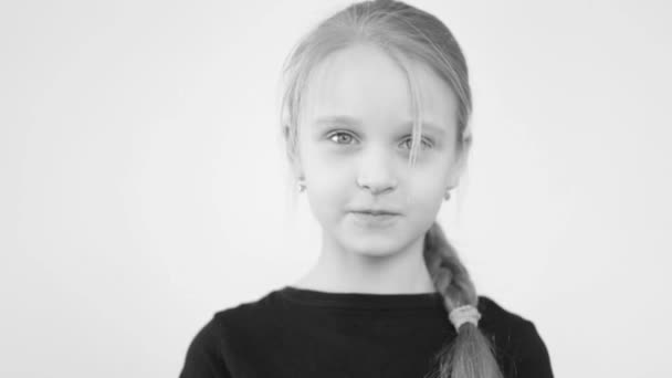 Κορίτσι Παιδί Κοντά Διαφορετικά Συναισθήματα — Αρχείο Βίντεο