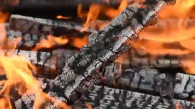 Odunlar ateşte sıcak yanar.