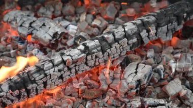 Odunlar ateşte sıcak yanar.