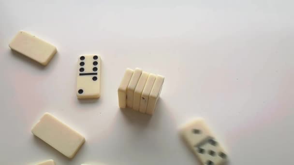 Dominolar Beyaz Siyah Noktalar Düşüyor Zıplıyor — Stok video