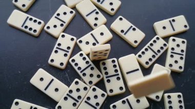 Siyah noktalı beyaz domino taşları