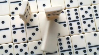 Siyah noktalı beyaz domino taşları