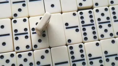 Siyah noktalı beyaz domino taşları