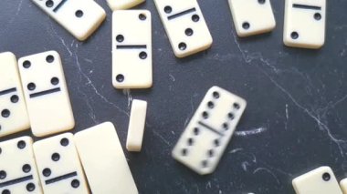 Siyah noktalı beyaz domino taşları
