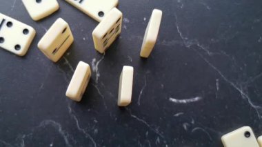 Siyah noktalı beyaz domino taşları