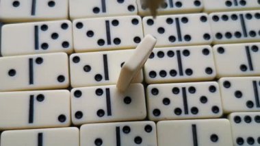 Siyah noktalı beyaz domino taşları