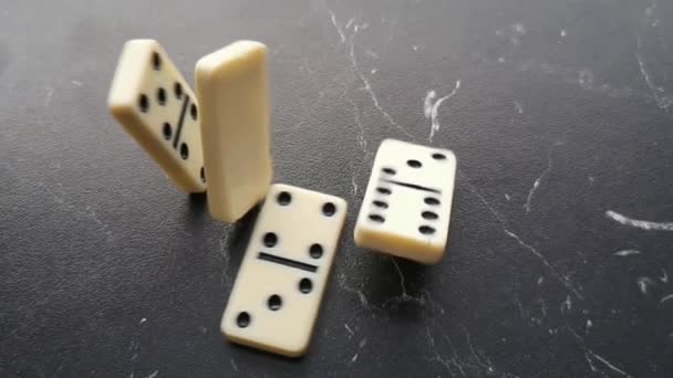 Siyah Noktalı Beyaz Domino Taşları — Stok video