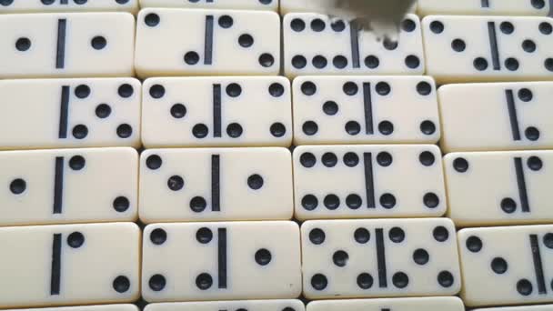 Witte Dominostenen Met Zwarte Stippen Een Donkere Achtergrond — Stockvideo