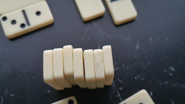 Domino Bianco Con Punti Neri Sfondo Scuro — Video Stock