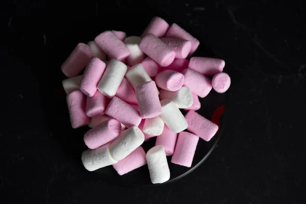 Marshmallow Colorati Bianchi Rosa Sfondo Nero — Foto Stock