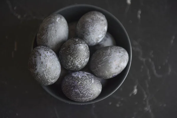 kırmızı çay yapraklı haşlanmış tavuk yumurtası.