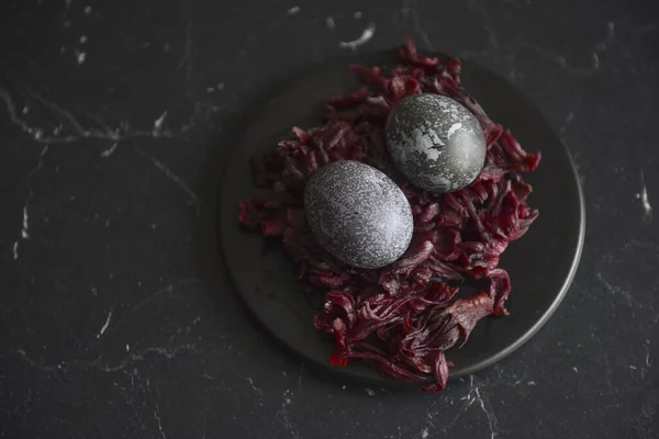 Telur Ayam Rebus Berwarna Dengan Daun Teh Merah Stok Foto