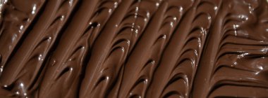 Dalgalı şekilli erimiş süt çikolatası.