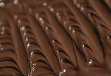 Dalgalı şekilli erimiş süt çikolatası.