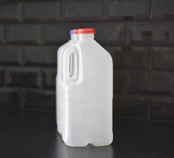 Botellas Plástico Vacías Con Tapas Blancas Sobre Fondo Negro — Foto de Stock
